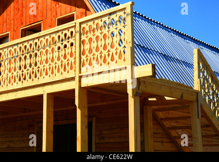 Blockhaus im Bau. Seitenansicht. Niemand. Stockfoto