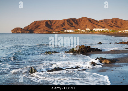 Frühen Morgenlicht vom Strand Las Playitas auf Fuerteventura. Playitas Hotel und Hügeln in der Ferne. Kanarische Inseln, Spanien Stockfoto