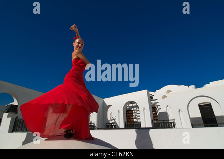 Attraktive Flamencotänzerin, die traditionellen rotes Kleid mit Blume im Haar tragen Stockfoto