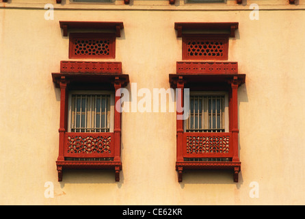 Witwen; dekorierte bemalte Fenster auf Wandfassade des Patna Museums; Bihar; Indien; Asien Stockfoto