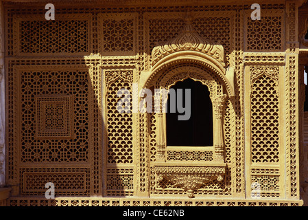 Geschnitzte offene Fenster Stein jharokha Amar Sagar Palast Jaisalmer Rajasthan Indien Asien Indisch Asiatisch Stockfoto