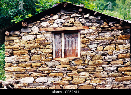 geschlossene Fenster auf konische Wand Steinhauses Uttaranchal Indien Stockfoto