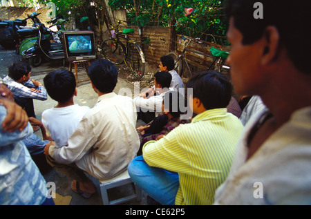 Menschenmenge Gebäude Bewohner ängstlich beobachten Welt Cup Cricket-Match im TV Fernsehen zwischen Indien und Pakistan 1999 Stockfoto