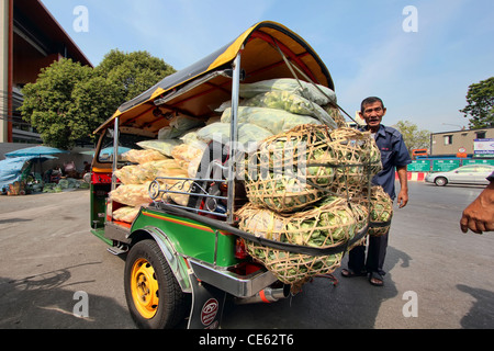 Voll beladen Tuk-Tuk vor einem Markt in Bangkok Stockfoto