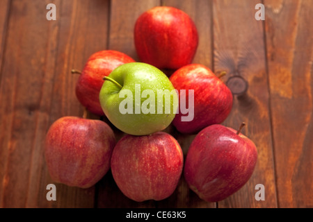rote Äpfel mit grünem Apfel Stockfoto
