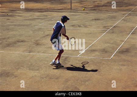 Junge spielt Tennis auf dem Sandplatz Mumbai Maharashtra Indien - nmj 69844 Stockfoto
