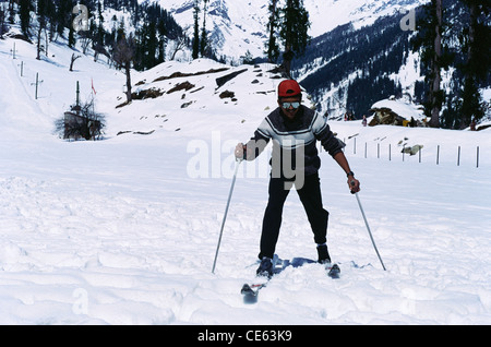 Mann, Skifahren am Solang Tal Manali Himachal Pradesh, Indien Stockfoto