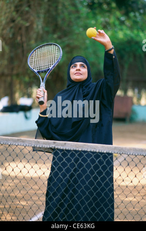 Muslimische Frau Tennisspielen dienen Herr #307 Stockfoto