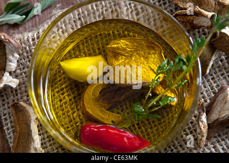 würzige Pilz Öl mit Knoblauch, Paprika und Thymian Stockfoto