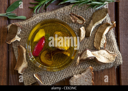 würzige Pilz Öl mit Knoblauch, Paprika und Thymian Stockfoto