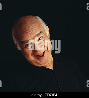 Portrait Mann lachend auf schwarzem Hintergrund Herr #233 Stockfoto