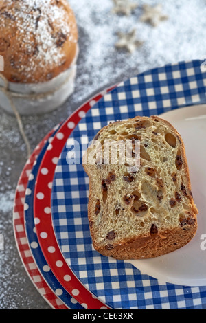 Panettone mit Schokolade - die typische italienische Hefe Kuchen für Weihnachten Stockfoto