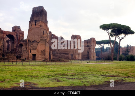 Die Caracalla-Thermen sind die Ruinen einer antiken Bad Einrichtung in Rom mit einem vorgelagerten park Stockfoto