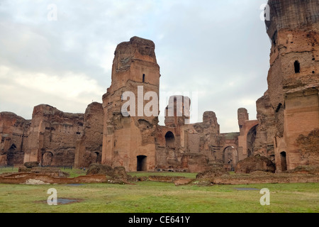 Die Caracalla-Thermen sind die Ruinen einer antiken Bad Einrichtung in Rom mit einem vorgelagerten park Stockfoto