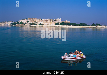 Bootfahren in Pichola See; Udaipur Palast; Rajasthan; Indien; Asien Stockfoto