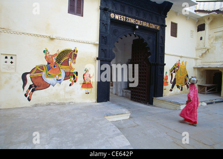 Wandmalerei auf Bagore KI Haveli; Udaipur; Rajasthan; Indien Stockfoto