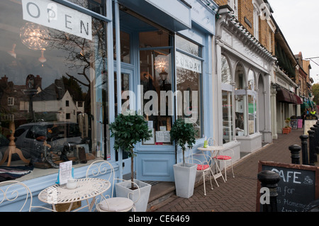Eine Parade von kleinen Geschäften und Café in Chislehurst, Kent. Stockfoto