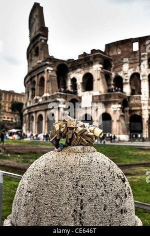 Beweise der Liebe in der ewigen Stadt der ewigen Liebe: Liebe Schleusen vor dem Kolosseum in Rom, Latium, Italien Stockfoto