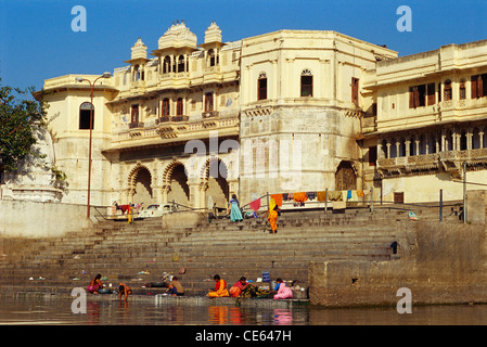 Gangaur Ghat; Gangori Ghat; Frauen waschen Kleidung; Pichola See; Udaipur; Rajasthan; Indien; asien Stockfoto