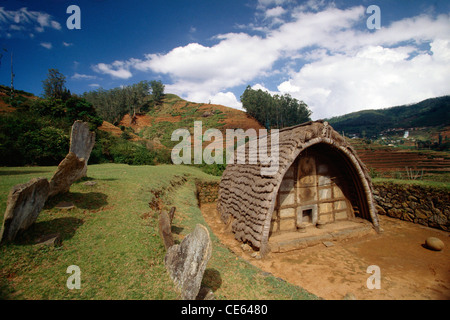 Toda Stamm winzig reetgedeckten überdachten Hindu Tempel mit geschnitzten hölzernen Tür; Vannarapettai; Ooty; Udhagamandalam; Niligiris; Tamil Nadu; Indien; Asien Stockfoto