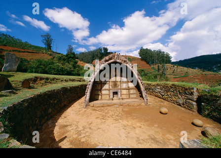 Toda Stamm winzig reetgedeckten überdachten Hindu Tempel mit geschnitzten hölzernen Tür; Vannarapettai; Ooty; Udhagamandalam; Niligiris; Tamil Nadu; Indien; Asien Stockfoto