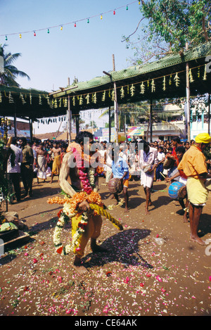 Mariamman Festival; Mariamman Tempel Festival; Mann tanzen; Erode; Tamil Nadu; Indien; Asien Stockfoto