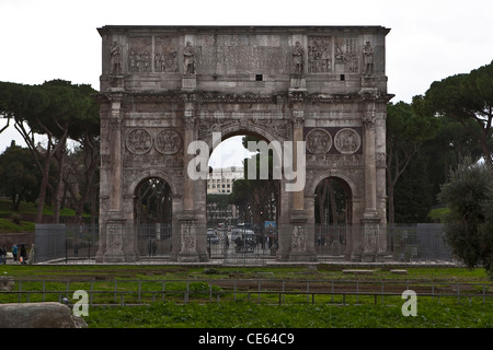 Der Triumphbogen des Konstantin ist ein drei-Türen-Bogen neben dem Kolosseum in Rom, Lazio, Italien. Stockfoto