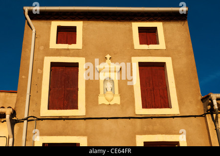 Am späten Nachmittag Sonne fängt vor einem Gebäude in einem französischen Dorf. Stockfoto