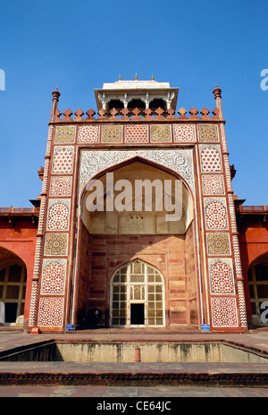 Reich verzierte Fassade des Akbars Grabmal Sikandra Agra Uttar Pradesh, Indien Stockfoto