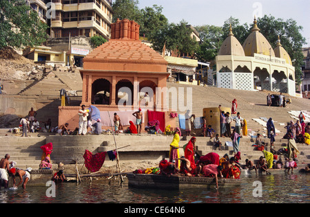 Menschen baden und beten; Scindia Ghat; Ganga Fluss Ganges; Banaras; Varanasi; Uttar Pradesh; Indien; Asien Stockfoto