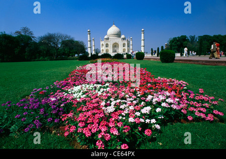 Taj Mahal mit Gartenblumen; weißes Marmor-Mausoleum; Moghul-Architektur; Agra; Uttar Pradesh; Indien; Asien Stockfoto