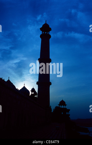Sonnenuntergang mit Minarett Kuppeln Balkon des Taj Mahal siebte Weltwunder der Welt; Agra; Uttar Pradesh; Indien Stockfoto