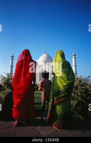 Tourist am Taj Mahal siebte Weltwunder; Agra; Uttar Pradesh; Indien Stockfoto
