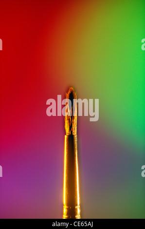 Künstler malen Pinsel bunten Hintergrund Stockfoto