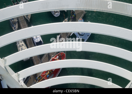 Blick nach unten von oben der Spinnaker Tower in Portsmouth, Hampshire, England Stockfoto