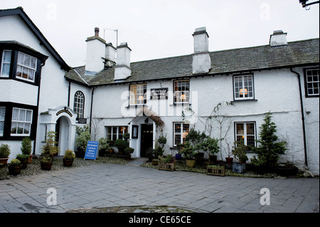 Die Evangelisch-methodistische Kirche und Spielleute Galerie Tea-Room, das Quadrat, Hawkshead Seenplatte Cumbria UK Stockfoto