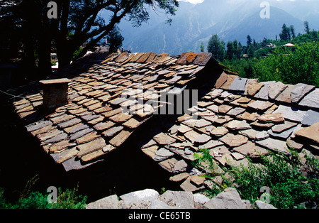 Altes Haus mit Steinziegel Dach und Kamin; Kalpa; Reckg Peo; Kinnaur; Himachal Pradesh; Indien; Asien Stockfoto