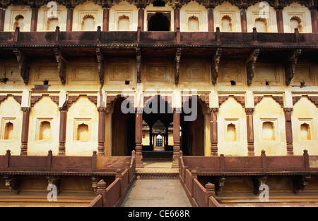 Symmetrischen Säulen und Bögen Struktur im Inneren Palast von Raja Bir Singh Deo; Datia; Madhya Pradesh; Indien Stockfoto