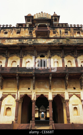 Multi-storied Struktur im Inneren Palast von Raja Bir Singh Deo; Datia; Madhya Pradesh; Indien Stockfoto