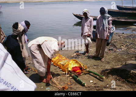 Toter Körper auf Bahre; Manikarnika Ghat; heiligste Hindu-Kremation; ganga-Fluss ganges; Banaras; Varanasi; Uttar Pradesh; Indien; Asien Stockfoto