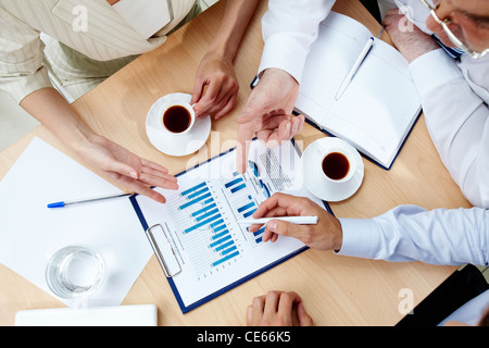 Bild von Menschenhand mit Stiften über Geschäftsdokument Tagung Stockfoto