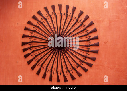 Sonne Symbol aus Waffen Pfeile und Schild bei Sarvatobhadra Gebäude gemacht; Stadtpalast; Jaipur; Rajasthan; Indien; Asien Stockfoto