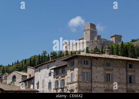 Die Festung Rocca Maggiore hinter Häusern in Assisi, Italien Stockfoto