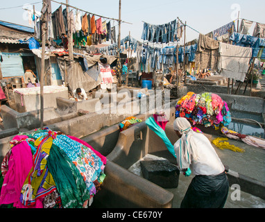 Ein Dhobi Wallah Wäschewaschen an den Dhobi Ghat ist eine große Open-Air-Wäscherei in Mumbai Indien Stockfoto