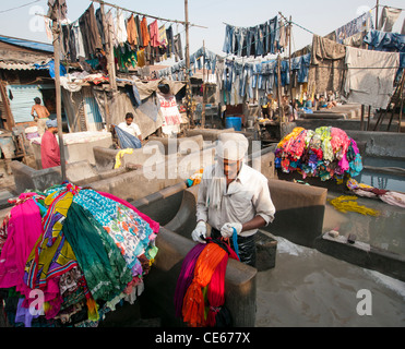 Ein Dhobi Wallah Wäschewaschen an den Dhobi Ghat ist eine große Open-Air-Wäscherei in Mumbai Indien Stockfoto