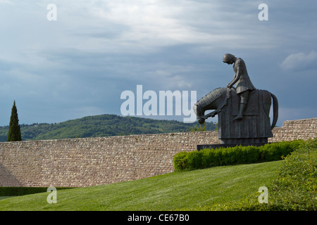 Statue von Str. Francis von Assisi zurück vom Kreuzzug, auf dem Gelände der Basilika San Francesco Lucini Stockfoto