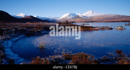 Man Na h-Achlaise auf Rannoch Moor und der schwarze Berg, Lochaber, Highland, Schottland, Vereinigtes Königreich. Panorama. Stockfoto