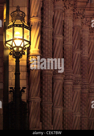 Eintritt in das Natural History Museum London Glühen in das Lampenlicht. Stockfoto