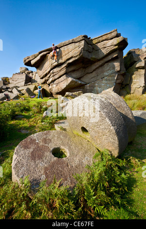 Zwei Kletterer üben über das alte verlassene Mühlsteine Stanage Edge Peak District Derbyshire England UK gb EU-Europa Stockfoto