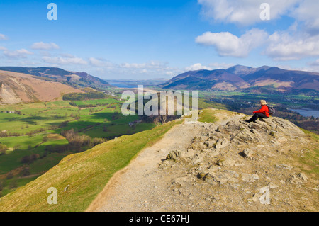 Weibliche einsamer Wanderer auf Catbells ruht auf Rock Lake District in der Nähe von Keswick Cumbria England UK GB EU Europa Stockfoto